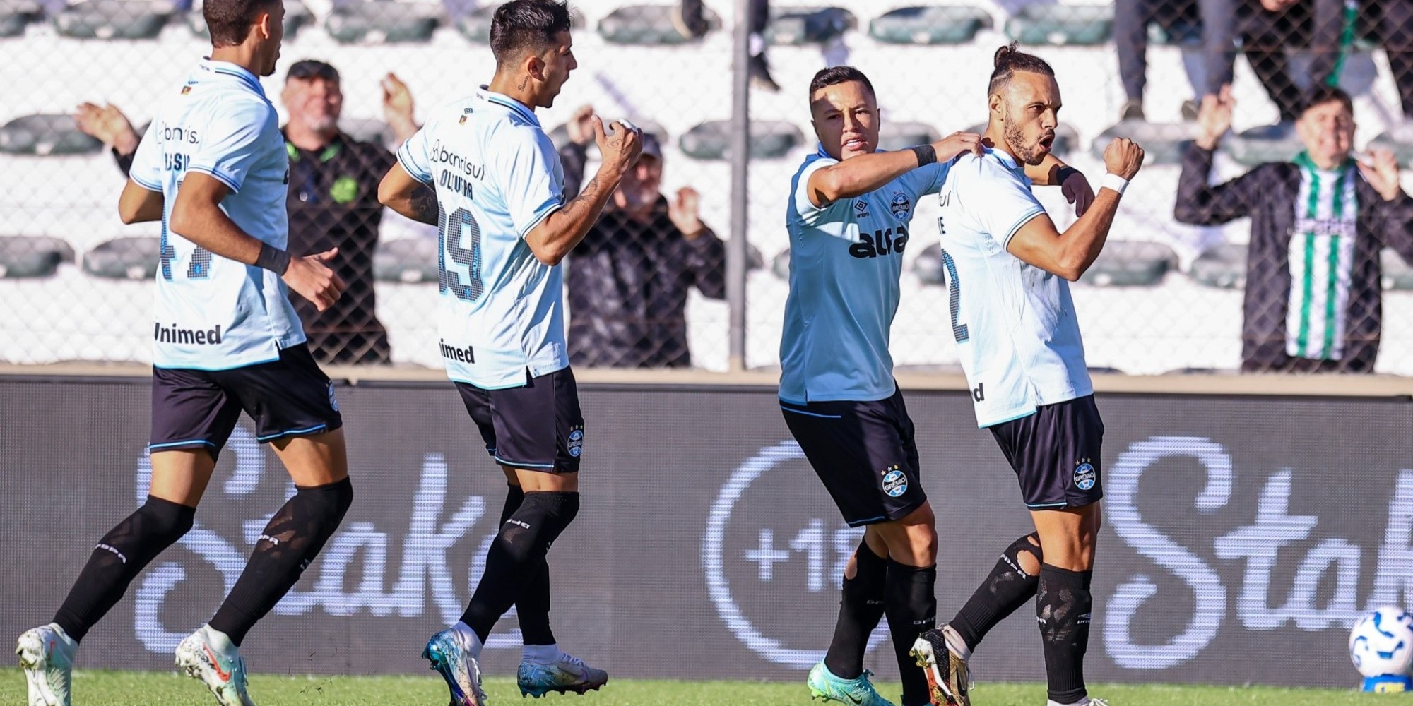Braithwaite e Cristian Olivera garantiram a vitória do Tricolor Gaúcho, na tarde deste domingo (1º), diante de 9 mil torcedores no Alfredo Jaconi. Mano Menezes conseguiu a terceira vitória seguida e a primeira fora de casa em mais de 40 dias de trabalho. Braithwaite e Cristian Olivera garantiram a vitória do Tricolor Gaúcho, na tarde deste domingo (1º), diante de 9 mil torcedores no Alfredo Jaconi. Mano Menezes conseguiu a terceira vitória seguida e a primeira fora de casa em mais de 40 dias de trabalho.
