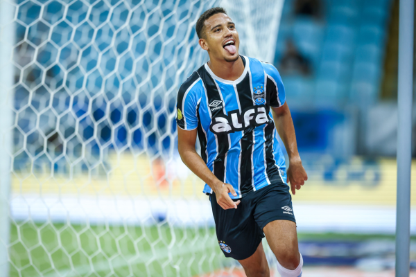 Gustavo Martins, Braithwaite (duas vezes) e Pavón (duas vezes) fizeram os gols da vitória tricolor.