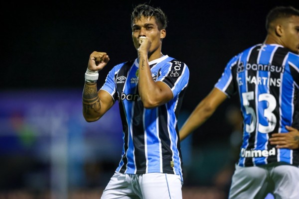 O Tricolor dominou as ações e construiu a vitória com dois gols de Arezo e um de André Henrique.