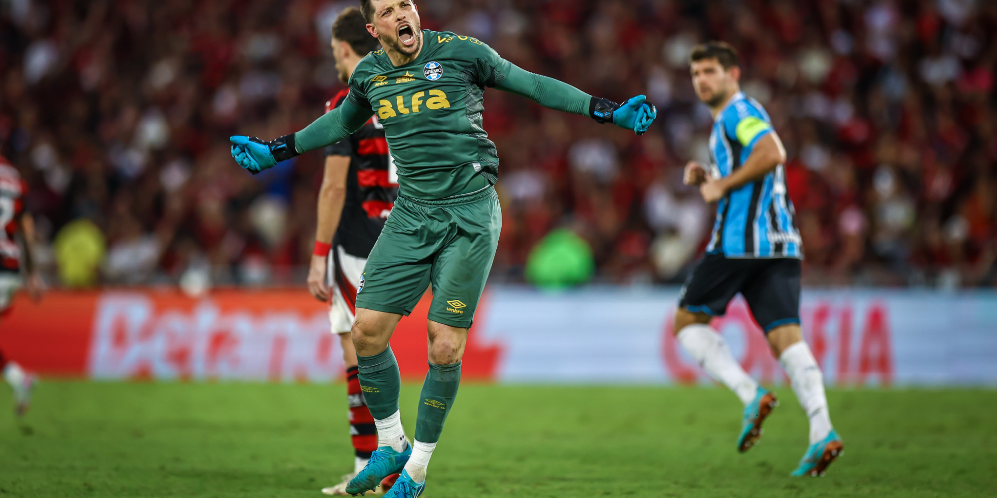 Diante de quase 70 mil torcedores, o Tricolor empatou em 1 a 1, na tarde deste domingo (31), pela 22ª rodada e subiu para a 13ª posição, com 25 pontos. Volpi se tornou o terceiro goleiro na história a marcar com a camisa do clube. Diante de quase 70 mil torcedores, o Tricolor empatou em 1 a 1, na tarde deste domingo (31), pela 22ª rodada e subiu para a 13ª posição, com 25 pontos. Volpi se tornou o terceiro goleiro na história a marcar com a camisa do clube.