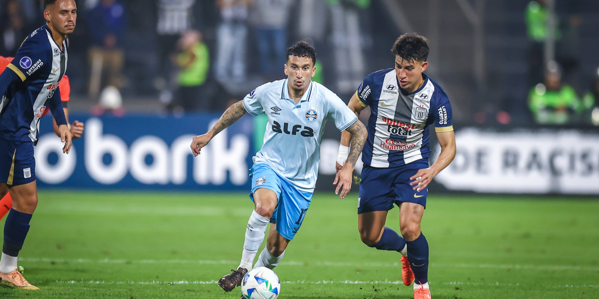 O Tricolor foi derrotado por 2 a 0, nesta quarta-feira (16), no jogo de ida dos playoffs das oitavas de final. Para avançar às oitavas, precisa vencer por três gols na Arena. Mano Menezes admite falhas e promete mudanças.