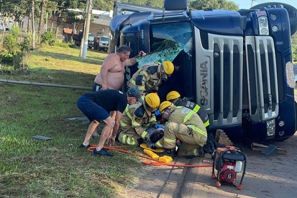 Carreta tomba no trevo de Guaporé