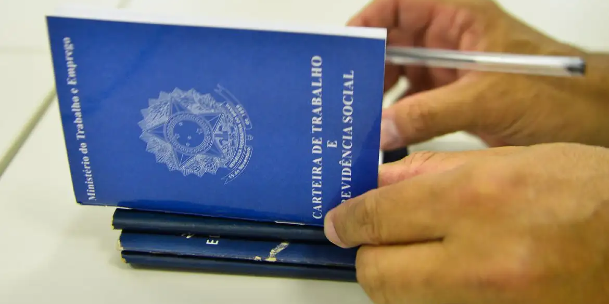 Redução de 0,5 ponto percentual em relação ao trimestre anterior reflete aumento na demanda por trabalhadores e queda no número de desocupados. Redução de 0,5 ponto percentual em relação ao trimestre anterior reflete aumento na demanda por trabalhadores e queda no número de desocupados.