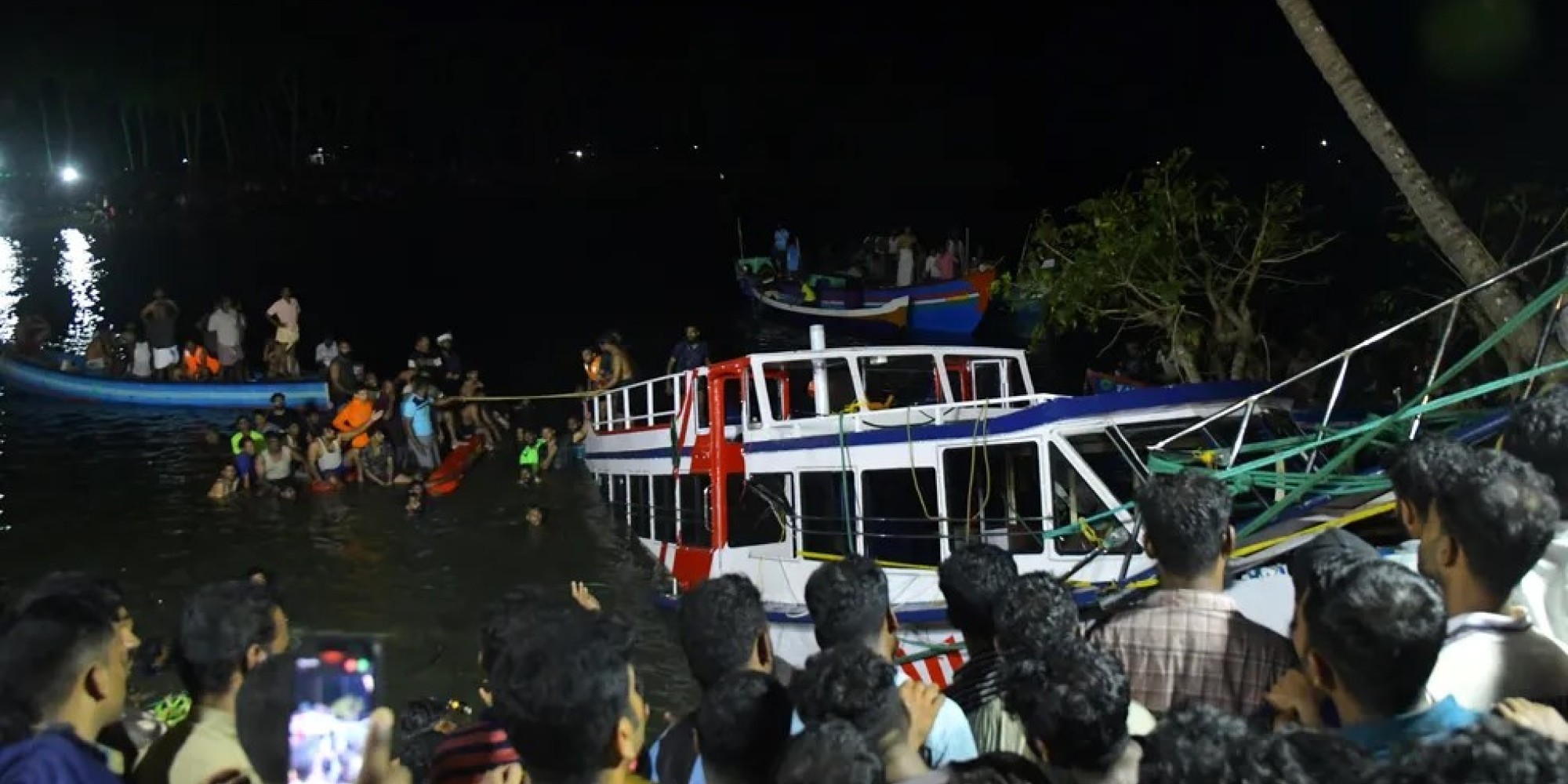 Barco turístico vira na Índia e deixa 22 pessoas mortas  