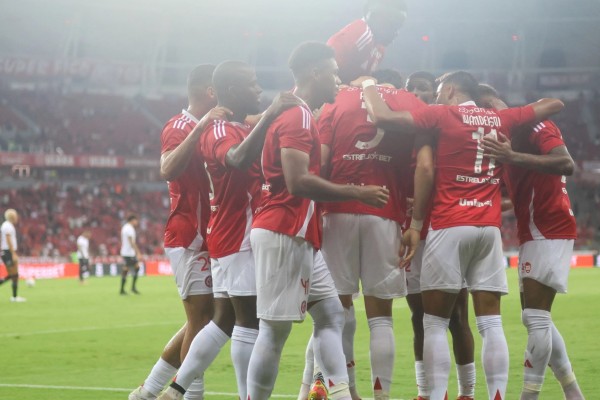 Rogel, Vitinho e Valencia marcaram os gols colorados