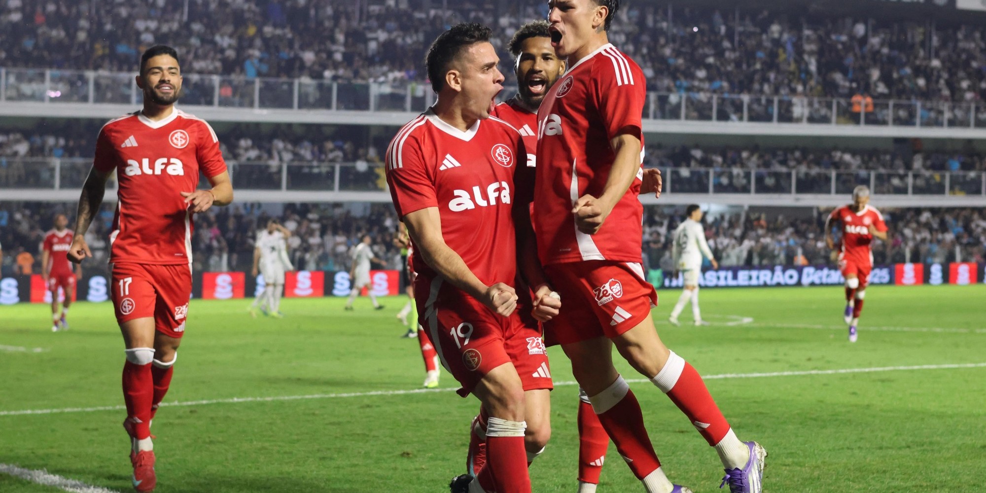 Com gols de Carbonero e Borré, o Colorado fez 2 a 1 na Vila Belmiro e conquistou sua primeira vitória como visitante no campeonato. Com gols de Carbonero e Borré, o Colorado fez 2 a 1 na Vila Belmiro e conquistou sua primeira vitória como visitante no campeonato.