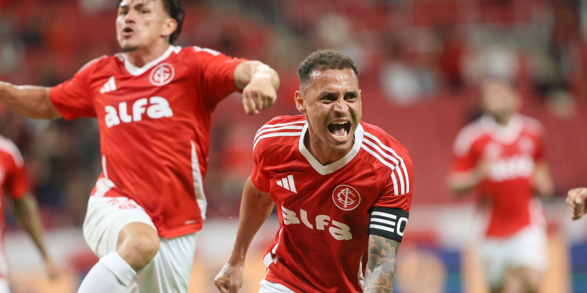 Com gols de Alan Patrick e Vitinho, diante de 9 mil torcedores, o Colorado venceu por 2 a 1 e garantiu três pontos importantes antes da pausa para a Data Fifa, na noite deste domingo (31), chegando aos 27 pontos e ocupando agora a 10ª colocação. Com gols de Alan Patrick e Vitinho, diante de 9 mil torcedores, o Colorado venceu por 2 a 1 e garantiu três pontos importantes antes da pausa para a Data Fifa, na noite deste domingo (31), chegando aos 27 pontos e ocupando agora a 10ª colocação.