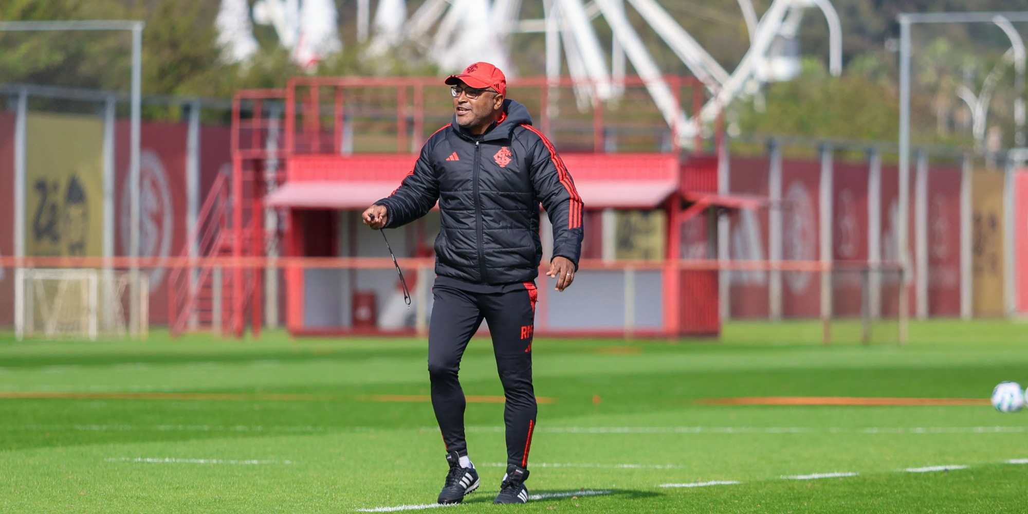 O Colorado vai enfrentar o Vitória no dia 12, no Beira-Rio, pela 13ª rodada; o técnico Roger Machado comandou atividade nesta quarta-feira (2). O Colorado vai enfrentar o Vitória no dia 12, no Beira-Rio, pela 13ª rodada; o técnico Roger Machado comandou atividade nesta quarta-feira (2).