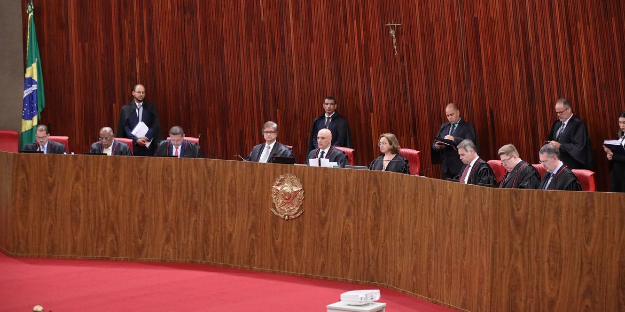O Ministério Público Eleitoral defendeu o arquivamento das ações; sessão será retomada no dia 17.