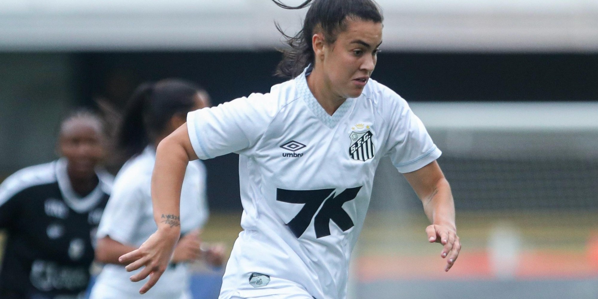 A meio-campista de 23 anos participou da vitória sobre o Botafogo no jogo de ida e agora sonha com o título em casa, na Vila Belmiro. Família e amigos de Encantado estarão presentes para apoiar. A meio-campista de 23 anos participou da vitória sobre o Botafogo no jogo de ida e agora sonha com o título em casa, na Vila Belmiro. Família e amigos de Encantado estarão presentes para apoiar.
