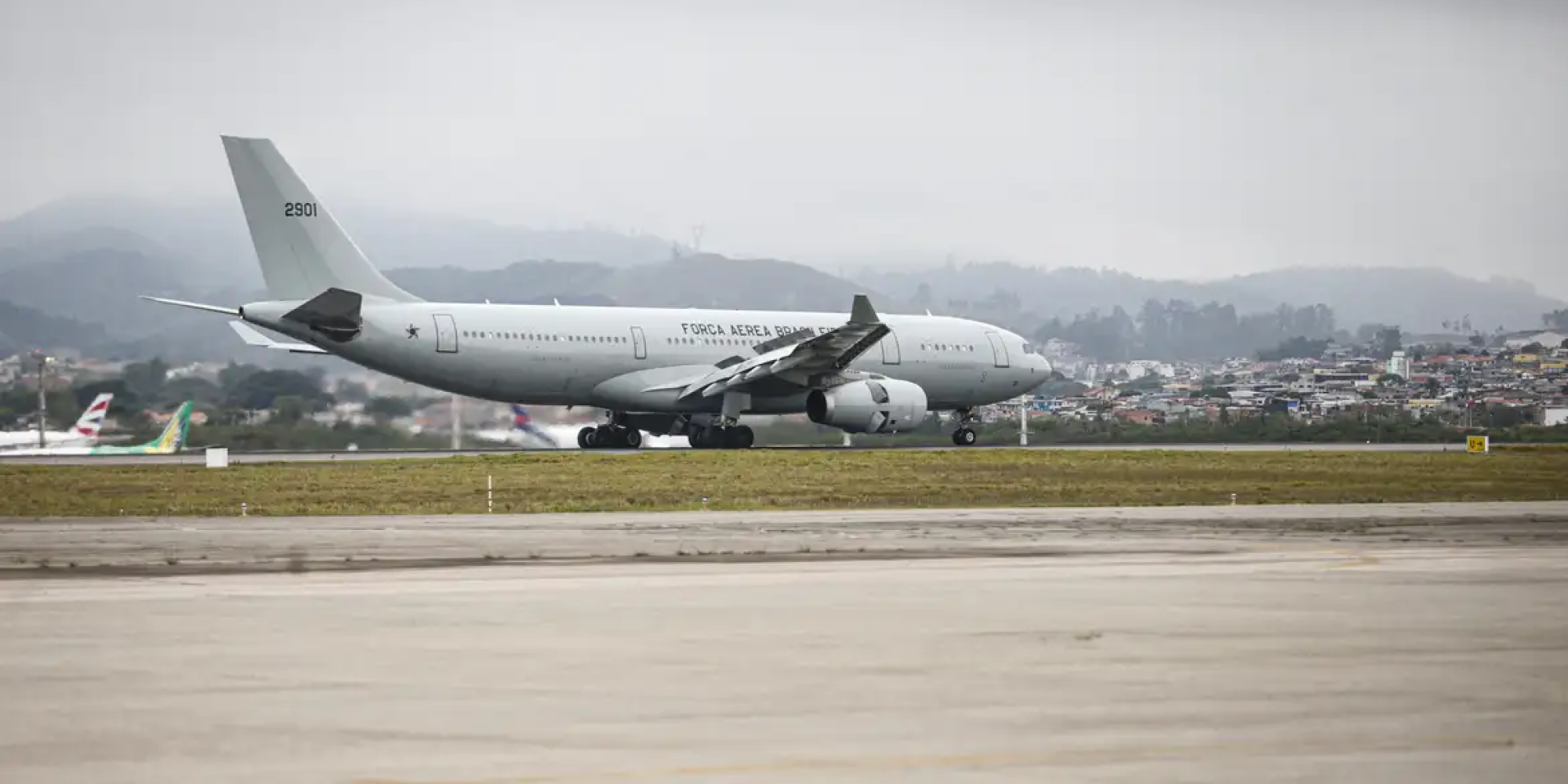 Avião com 221 brasileiros repatriados do Líbano pousa em Guarulhos