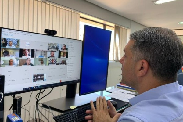 Entidade busca incluir os profissionais da Educação nos grupos prioritários para receber a vacina 