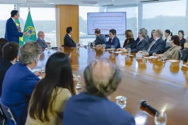 Medida assinada na manhã desta segunda-feira (19) também vale para graduações de enfermagem e psicologia; nova política cria a modalidade híbrida.