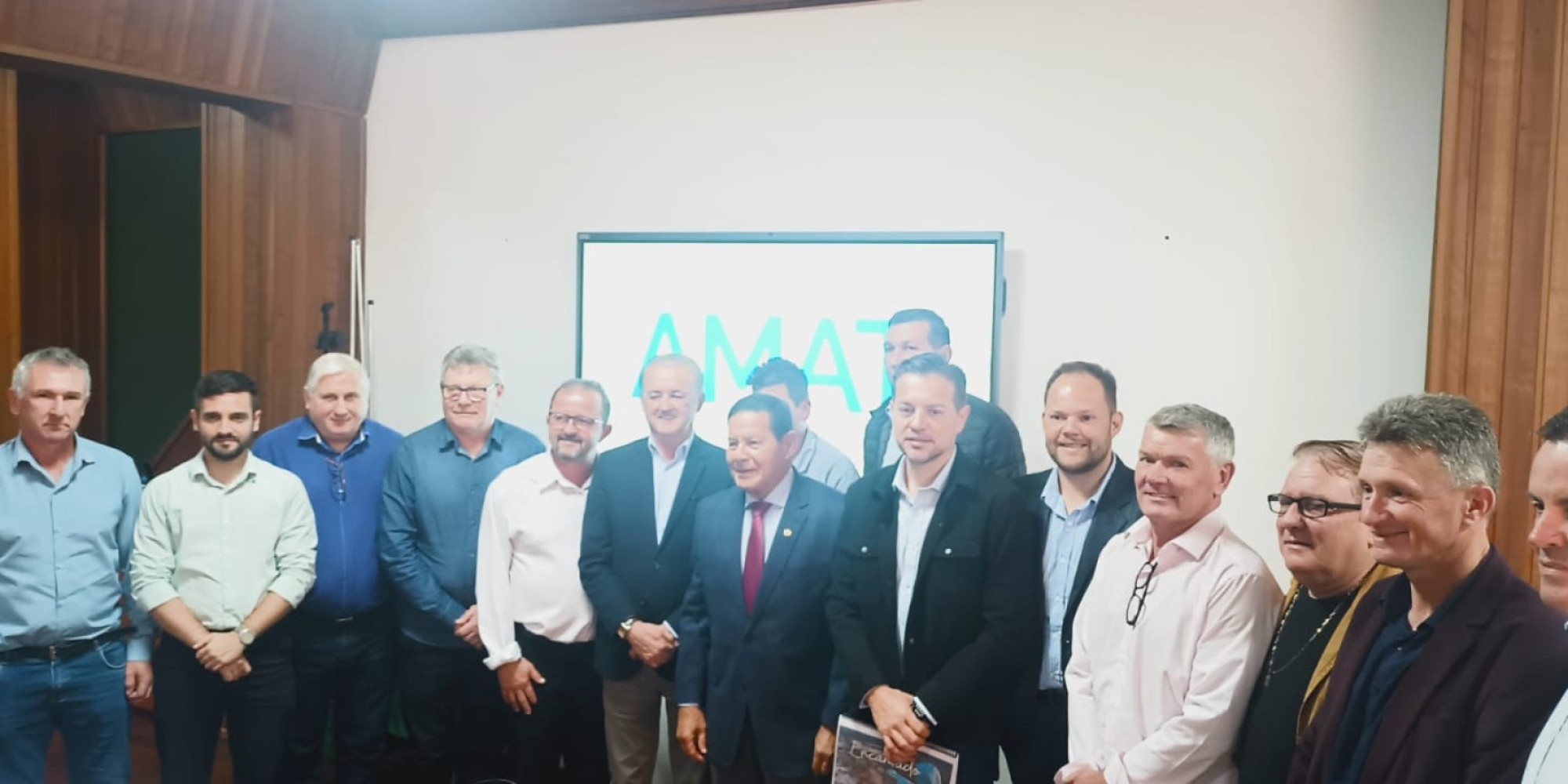 O senador foi recebido por prefeitos e empresários no Auditório Brasil do Centro Administrativo Adroaldo Conzatti, em Encantado, na manhã desta sexta-feira (20).