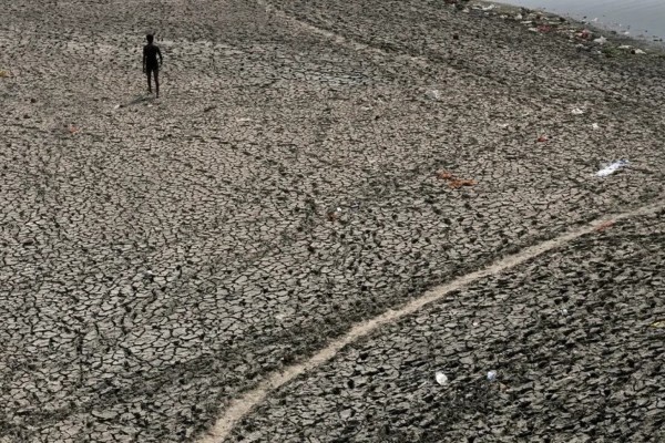 Índia sofre de uma intensa onda de calor que resulta em 98 mortos