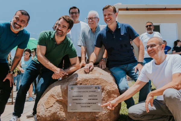 O ato ocorreu no Residencial dos Ip&ecirc;s, no bairro Lambari, e marcou a primeira entrega de casas definitivas no munic&iacute;pio pelo programa estadual ap&oacute;s as enchentes.