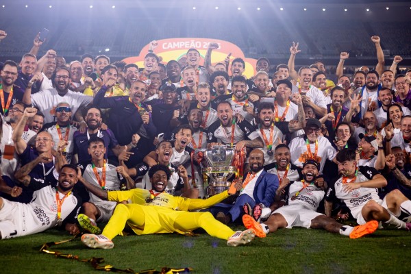 O Tim&atilde;o derrotou o clube carioca por 2 a 1, na noite deste domingo (21), no jogo decisivo da final, no Rio de Janeiro, com gols de Yuri Alberto e Memphis Depay; Nuno Moreira marcou para o Cruzmaltino.