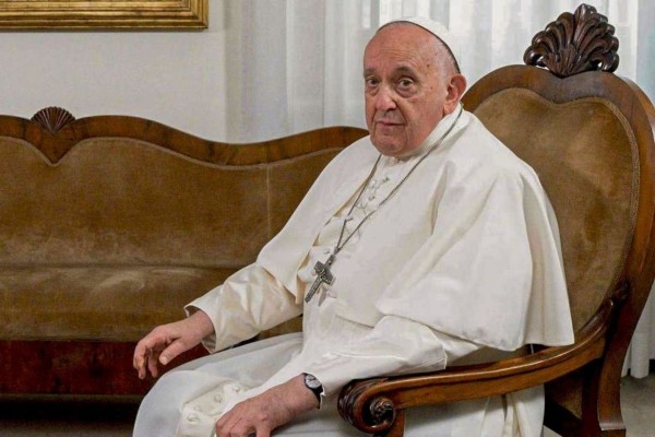 O Vaticano divulgou um comunicado na manhã desta segunda-feira (17) e afirmou que o quadro exige uma internação hospitalar adequada.