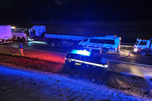 Outras 15 pessoas, incluindo adolescentes, ficaram feridas