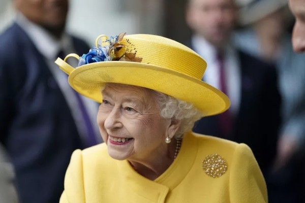 Rainha Elizabeth II, a monarca britânica mais longeva da história, morre aos 96 anos