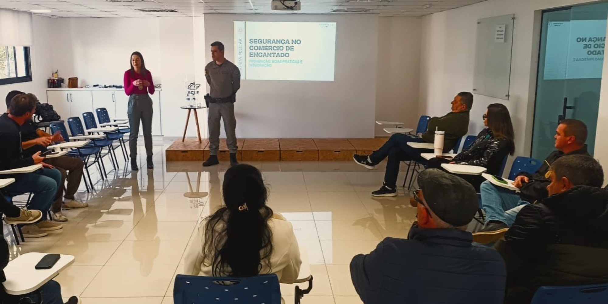 Encontro reuniu cerca de 20 participantes e abordou índices criminais, importância dos boletins de ocorrência e boas práticas de segurança no comércio local. Encontro reuniu cerca de 20 participantes e abordou índices criminais, importância dos boletins de ocorrência e boas práticas de segurança no comércio local.