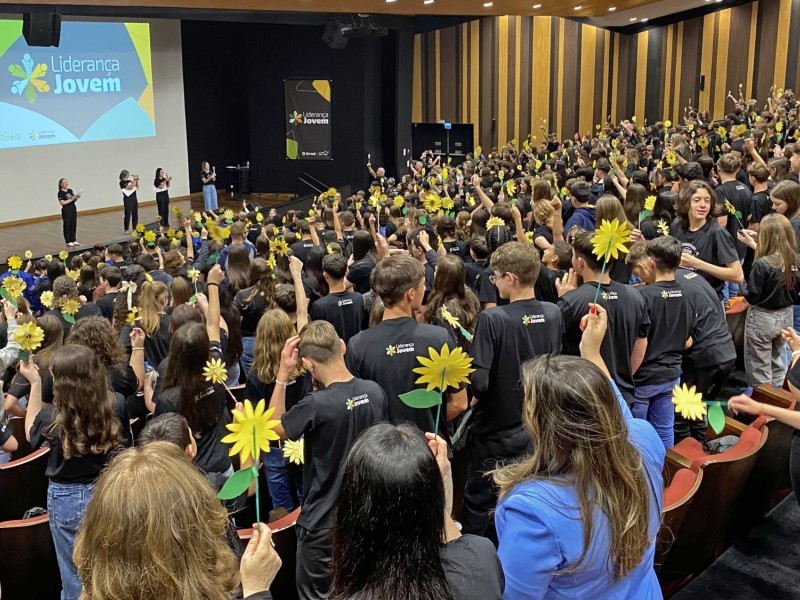 Alunos de 60 escolas de 16 municípios lotaram o auditório do Sicredi Região dos Vales na última terça-feira (18).