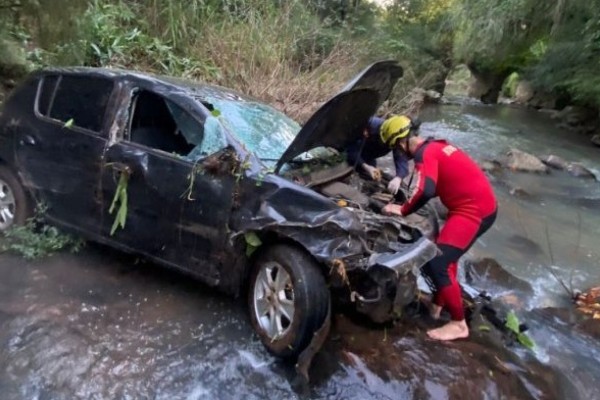 Veículo vai parar dentro de córrego em Venâncio Aires