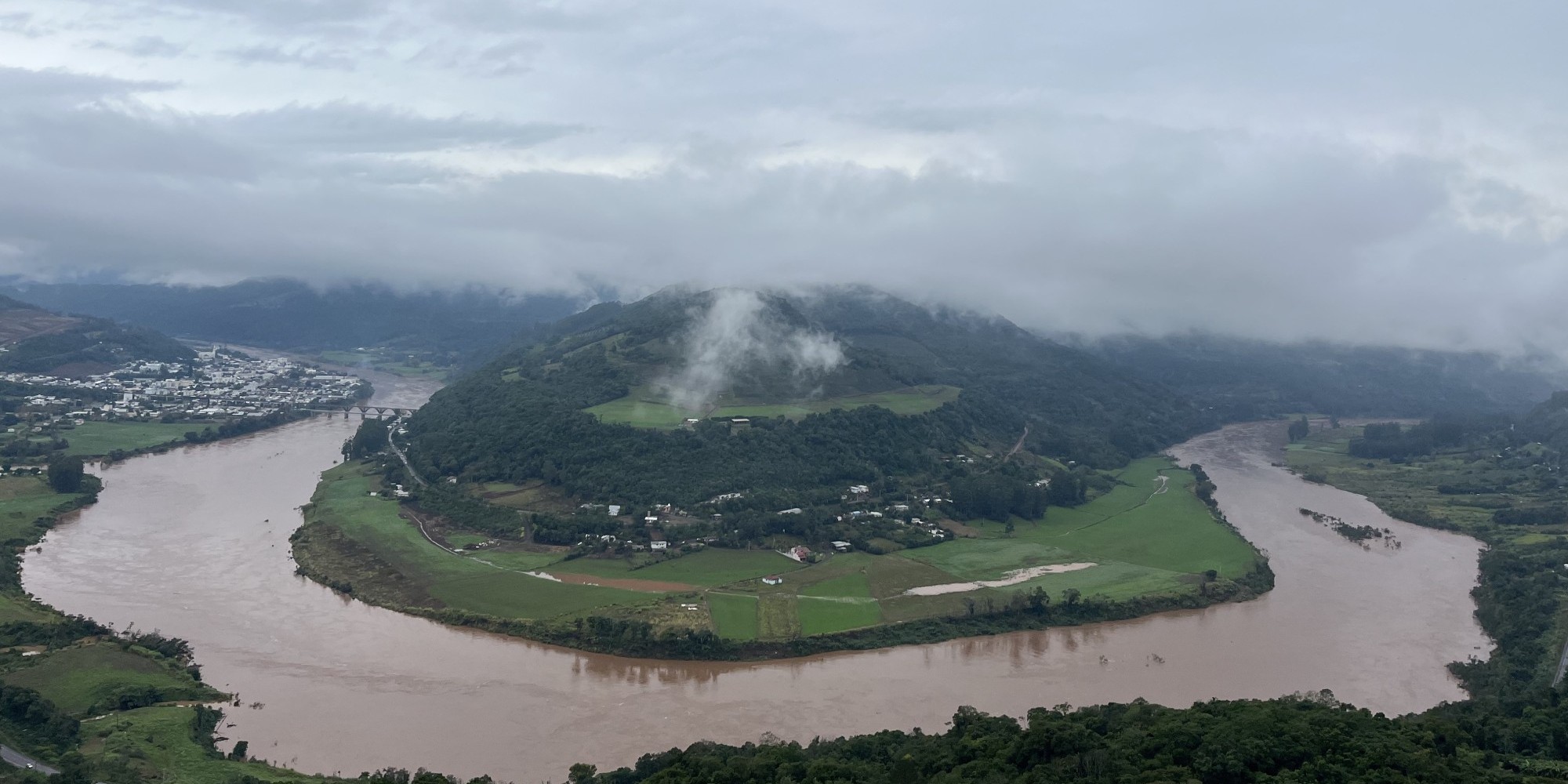 Vítimas morreram em Candelária, Caxias do Sul e Sapucaia do Sul. Nove cidades decretaram emergência ou calamidade. Vítimas morreram em Candelária, Caxias do Sul e Sapucaia do Sul. Nove cidades decretaram emergência ou calamidade.