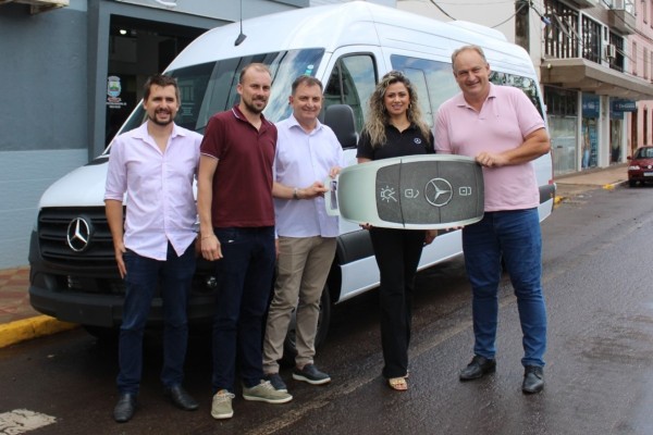 Roca Sales recebeu nova van para o transporte de pacientes