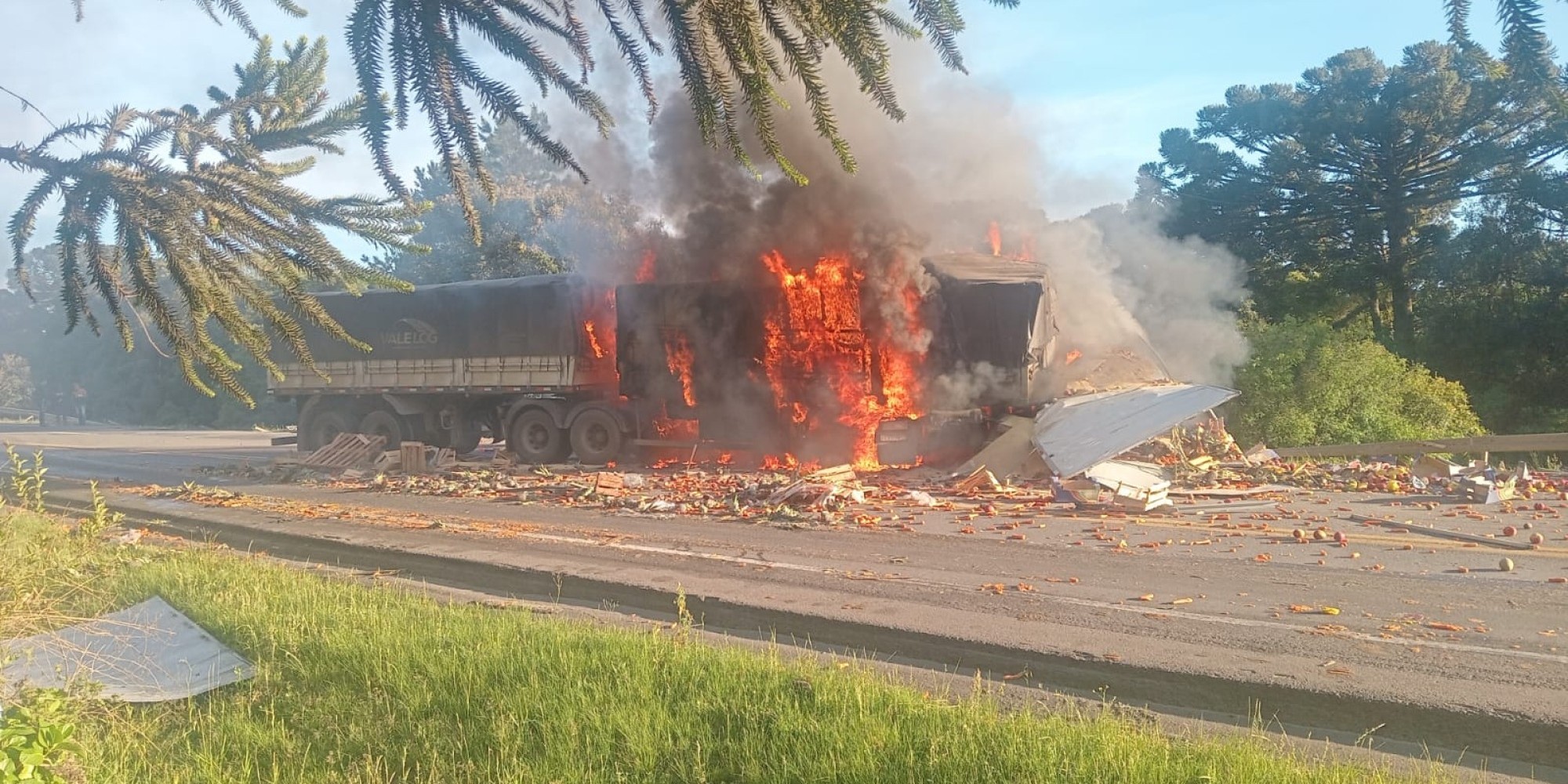 Acidente ocorreu na manhã desta quinta-feira (23) e envolveu veículos que transportavam soja e frutas; ainda não há confirmação sobre vítimas. Acidente ocorreu na manhã desta quinta-feira (23) e envolveu veículos que transportavam soja e frutas; ainda não há confirmação sobre vítimas.
